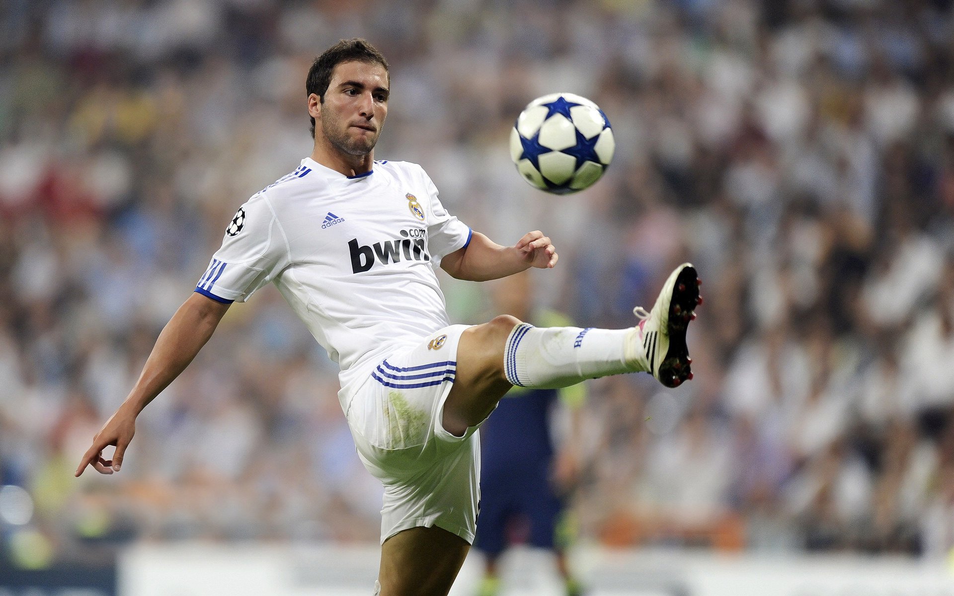 开云体育中国-从瑞士压哨绝杀到拉东决封神，运动场上，谁在关键时刻为你押上全部？